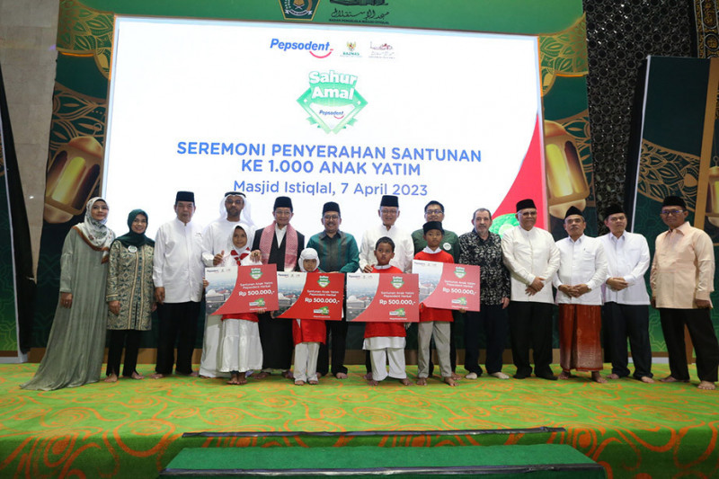 Penyerahan secara simbolis santunan kepada 1.000 anak yatim Jabodetabek di Masjid Istiqlal Jakarta, Jumat (8/4)