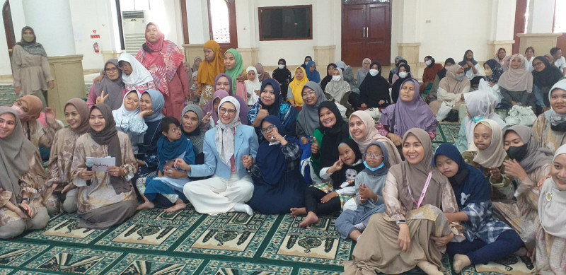 Teman-teman Hijabers Community bersama Staf Khusus Kepresidenan Angkie Yudistia dan para sahabat disabilitas meramaikan 