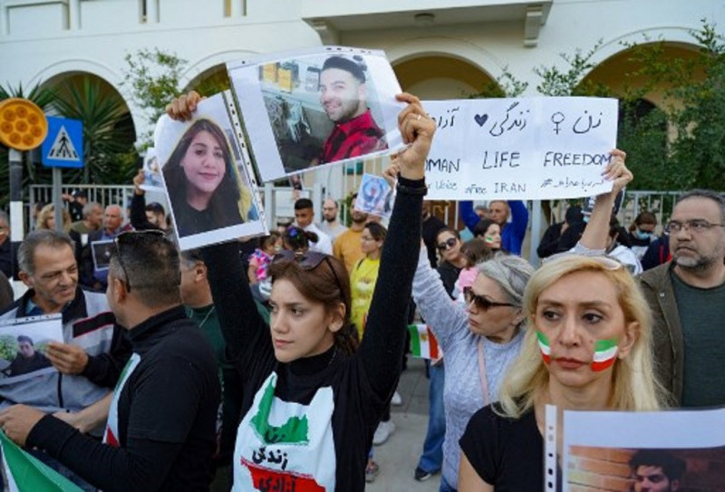Ekspatriat Iran berunjuk rasa di Nikosia, Siprus, sebagai bentuk solidaritas terhadap demonstrasi menentang kematian Mahsa Amini/Etienne TORBEY/AFP