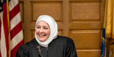 Disumpah dengan Al Quran Tulisan Buyutnya, Nadia Kahf Jadi Hakim Muslim Pertama di Amerika Serikat