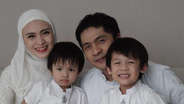 Donita bersama suami, Adi Nugroho, dan kedua anak mereka/Net