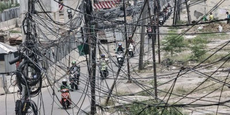 Pemandangan kabel listrik dan tiang semrawut di Jakarta/Net