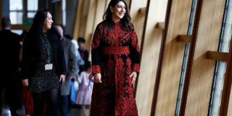 Nadia El Nakhla kenakan Tatreez saat mendampingi suaminya Humza Yousaf saat menandatangani formulir konfirmasi sebagai kepala pemerintahan Skotlandia, 28 Maret 2023/Net