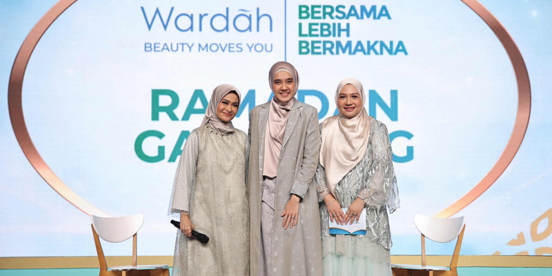 Ersa Mayori (kiri) bersama Dini Aminarti (BA Wardah) dan Tiara Putri (Department Head of Wardah Skincare dalam Wardah Ramadan Gathering di Ritz Carlton Pacific Place Hotel, SCBD, Rabu (12/4)/Wardah 