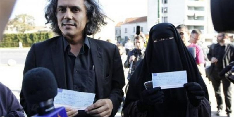 Rachid Nekkaz saat membantu membayarkan denda yang dijatuhkan pemerintah Perancis kepada kaum muslimah yang mengenakan cadar/Net