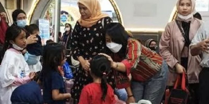 Menteri Bintang mengecek kondisi anak-anak yang mudik/ Merdeka