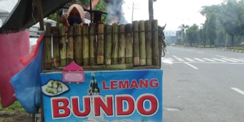 Pedagang lemang di tepi jalan Tebing Tinggi-Medan/Net