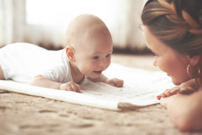 Tidak Berbahaya, Ini Sejumlah Manfaat <i>Tummy Time</i> Bagi Bayi