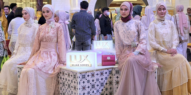 Koleksi Ria Miranda x LUX Hijab Series, tutup rangkaian Rayya Fashion Festival 2023 di Pondok Indah Mall II, Jakarta Selatan, Sabtu (15/4)/RFF