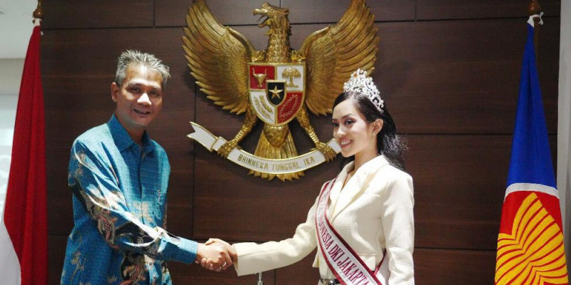 DUTA Besar Indonesia untuk ASEAN HE MI Derry Aman menerima Puteri Indonesia Karisha Alifputri, untuk saling bertukar pendapat/Istimewa