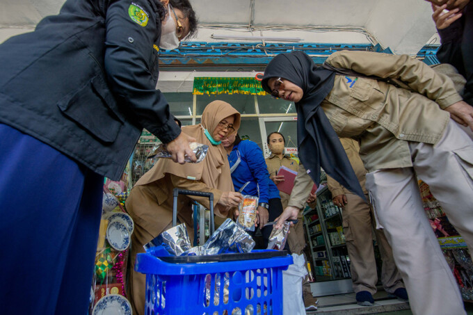 BPOM saat menemukan sejumlah parsel yang berisi makanan kadaluarsa/Net