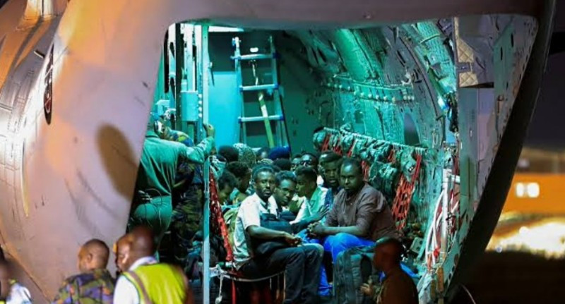 Ilustrasi warga Sudan diangkut pesawat militer untuk mengungsi ke daerah aman/ Reuters