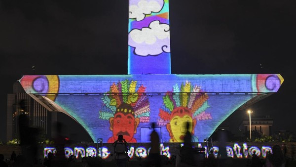 Warga menyaksikan video mapping di gelaran Monas Week 2023/Net