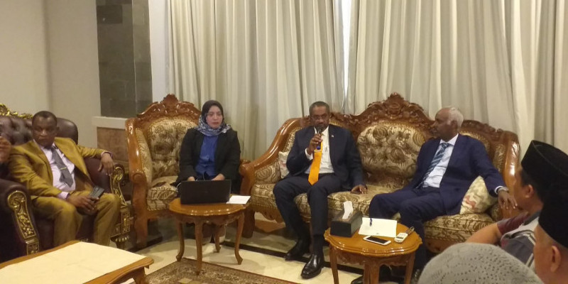 Duta Besar Sudan didamping Sekretaris Kedutaan saat menjamu wartawan di kediamannya, Kuningan, Jakarta Selatan, Rabu (3/5)/Farah.id