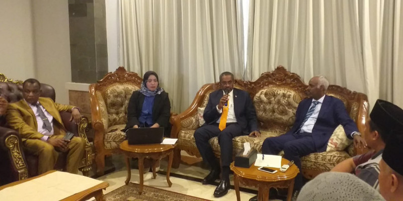 Duta Besar Sudan didamping Sekretaris Kedutaan saat menjamu wartawan di kediamannya, Kuningan, Jakarta Selatan, Rabu (3/5)/Farah.id