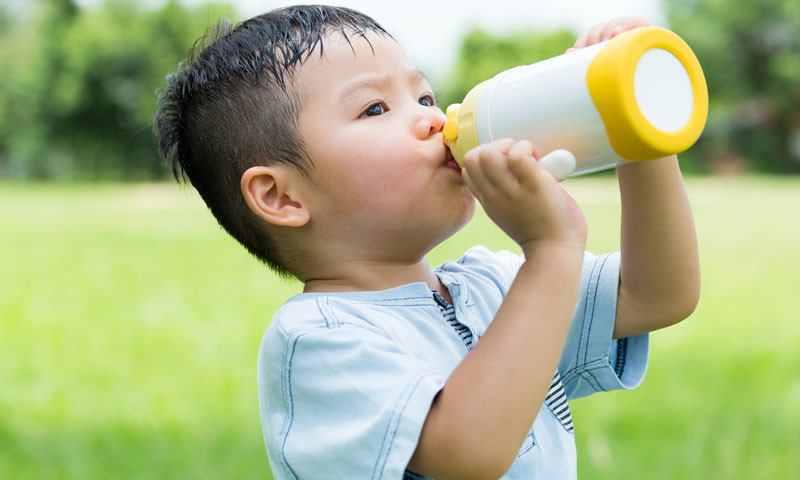 Pastikan tubuh anak terhidrasi dengan baik untuk menghindari heat stroke/Net