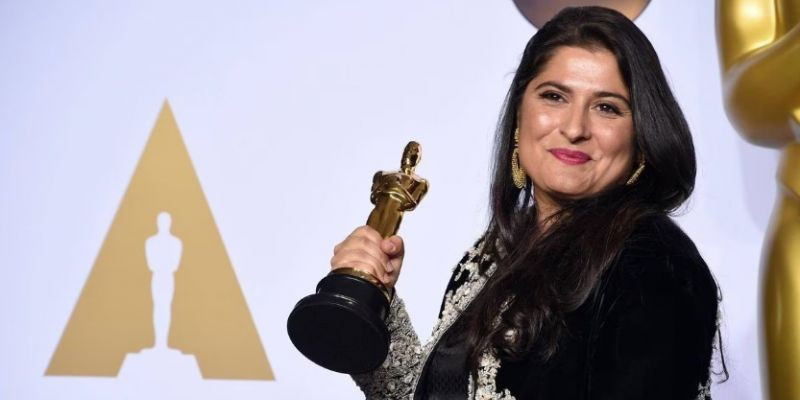 Sharmeen Obaid-Chinoy dan piala Oscar yang berhasil diraihnya/Net