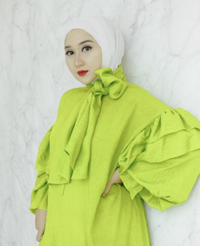Padu Padan Fesyen Warna Neon Tanpa Kesan Norak ala Dian Pelangi