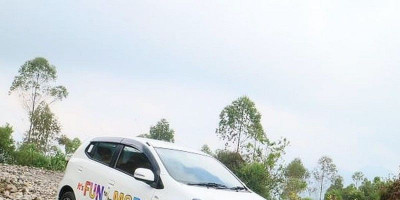 Lewati Jalan Rusak dengan Mobil Sedan, Ini Tipsnya