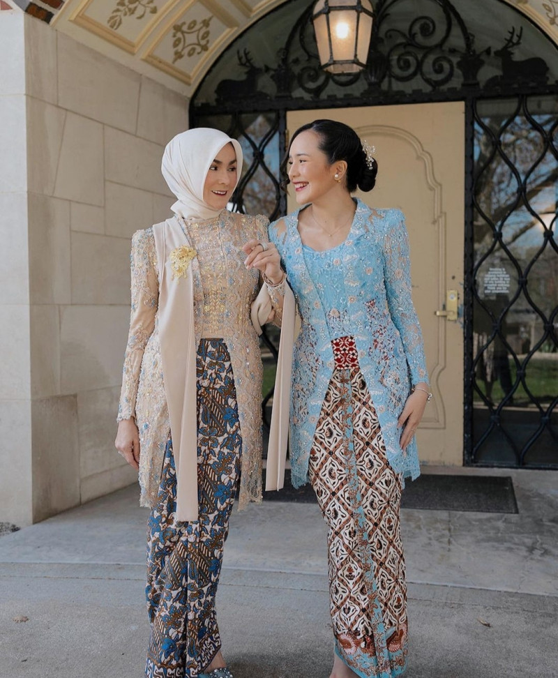 Beby Tsabina dan Yoriko Angeline dalam balutan kebaya cantik di hari wisudanya, Senin (9/5)/Ist