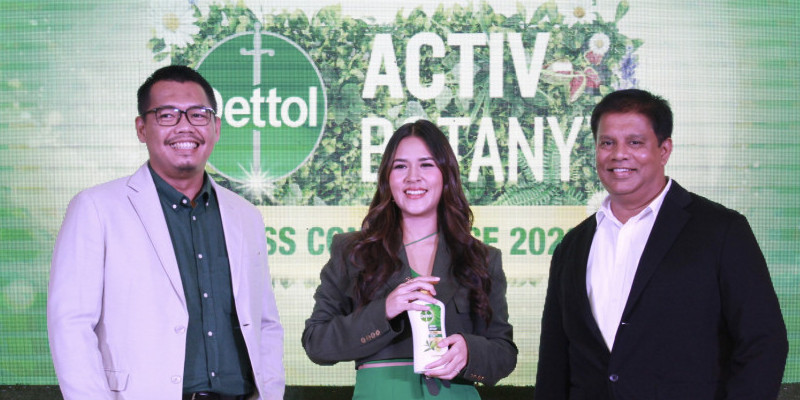 Raisa bersama Marketing Director Reckitt Indonesia Rahul Bibhuti di acara peluncuran Dettol Activ-Botany/Ist