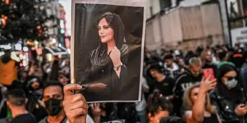 Perempuan Iran memprotes kematian Mahsa Amini/ Net
