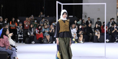 Siswa SMK NU Banat Kudus Efi Afifah Unjuk Karya di Hong Kong Fashion Week 