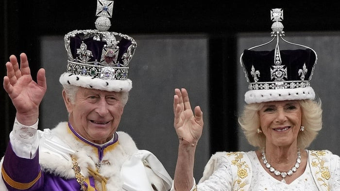 Raja Charles III dan Ratu Camila menyapa warga Inggris saat penobatannya menjadi Raja Inggris, 6 Mei 2023/Net