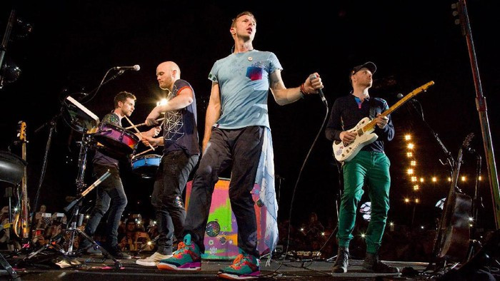 Band Coldplay saat manggung membawakan lagu-lagunya/Net