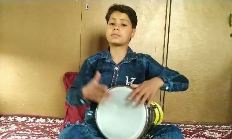Shahid Zahoor (10) piawai memainkan Tabla dan Tumbaknaer, alat musik tradisional khas Khasmir/Net