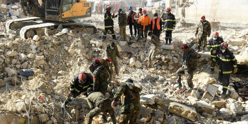 Evakuasi warga korban reruntuhan setelah gempa dahsyat mengguncang Turki dan Suriah tiga bulan silam/Net