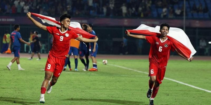 Pemain Timnas Garuda Muda mengibarkan bendera Merah Putih usai memenangi laga final melawan Thailand di SEA Games 2023, Kamboja/Net