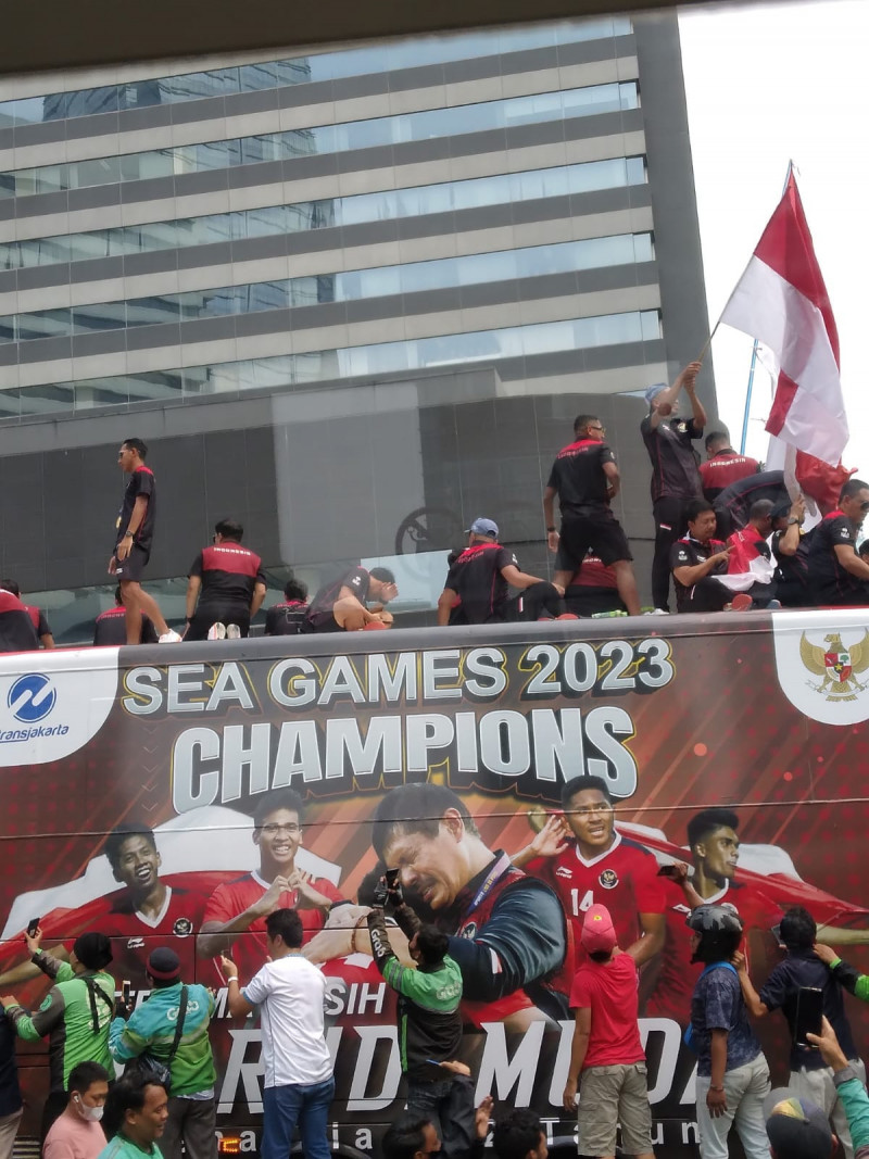 Konvoi para atlet sepakbola Indonesia di Jakarta usai meraih medali emas di ajang SEA Games Kamboja/Rafid Farah.id