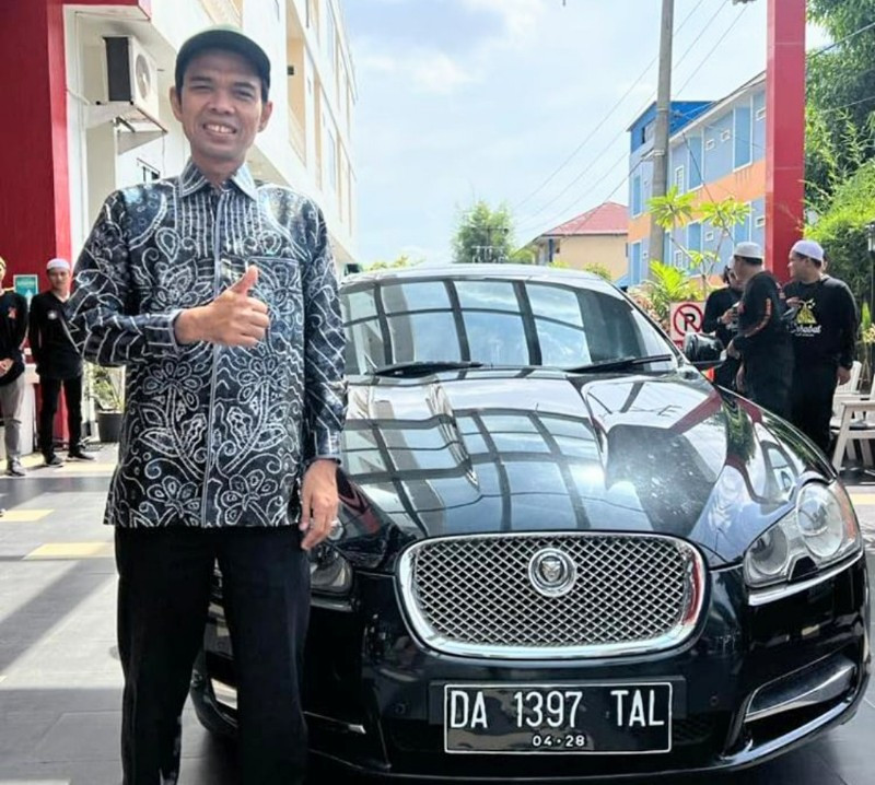 Lelang Jaguar untuk Pesantren Nurul Azhar/ @ustadzabdulsomad_official