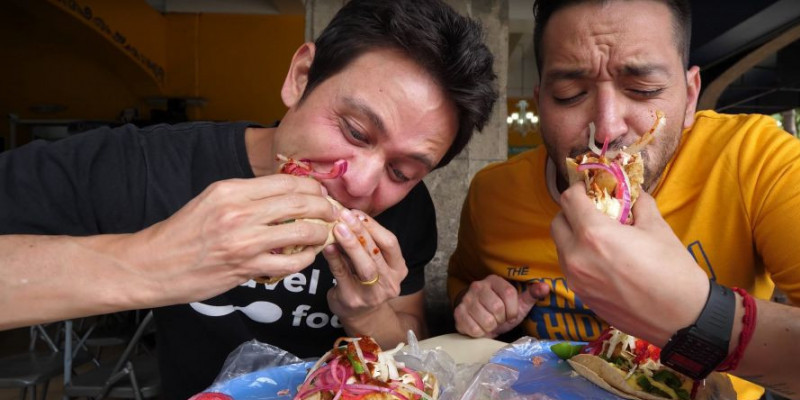Dua pria dengan lahap memakan taco/Net
