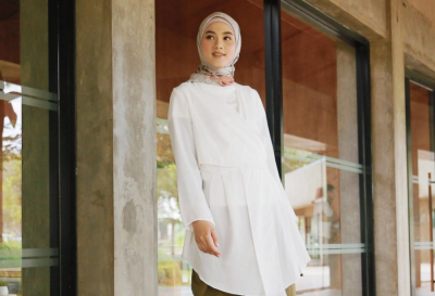 Trik Memakai Baju Putih Agar Tidak Terlihat Dekil ala Fashion Influencer