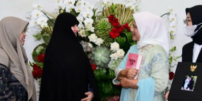 Iriana Jokowi Dihadiahi Buku Karya Ibu Negara Iran yang Diterjemahkan Pimpinan Cabang Istimewa Muhammadiyah Iran Lisyati Fatimah