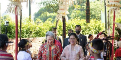 Iriana Jokowi Tampil Anggun dalam Balutan Kebaya Klasik dan Kain Tenun NTT