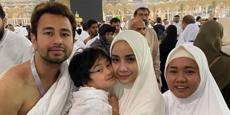 Raffi Ahmad dan Nagita Slavina tidak mengajak putra-putranya, Rafathar dan Rayyanza, dalam perjalanan ibadah haji tahun ini/Net