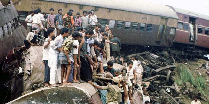 Warga tampak bahu membahu mencari korban kecelakaan kereta di India/Net