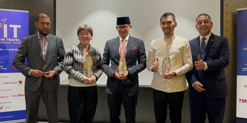 Menparekraf menerima penghargaan Global Muslim Travel Index 2023 di Singapura/ Dok. Kemenparekraf