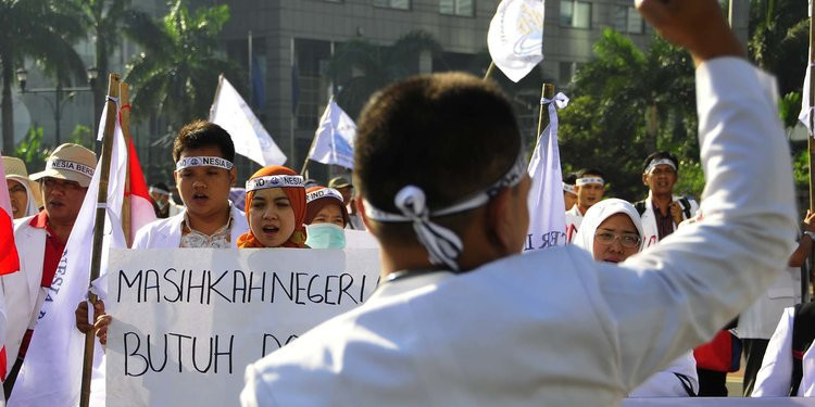 Aksi dokter dan para perawat di depan Gedung DPR/MPR, Senin (5/6)/Net