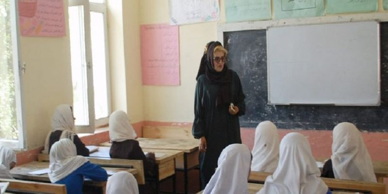 Ilustrasi seorang guru sedang mengajar di sebuah sekolah di Afghanistan/Net