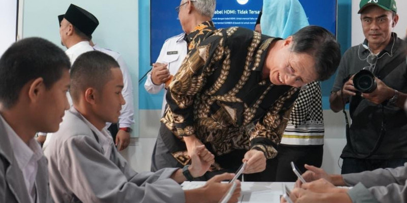 Simon Lee bercengkerama dengan siswa MAN/Dok. Kemenag RI