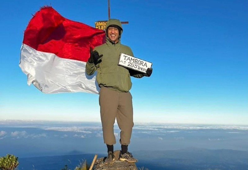 Mas menteri di Puncak Tambora/@nadiemmakarim