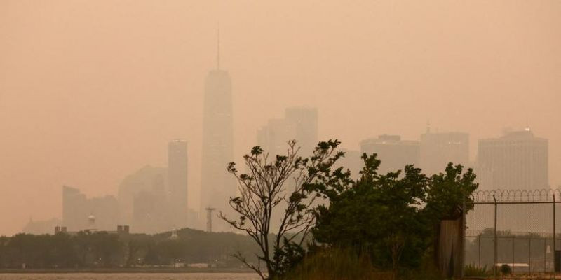 Langit Manhattan diselimuti kabut asap tebal/Reuters