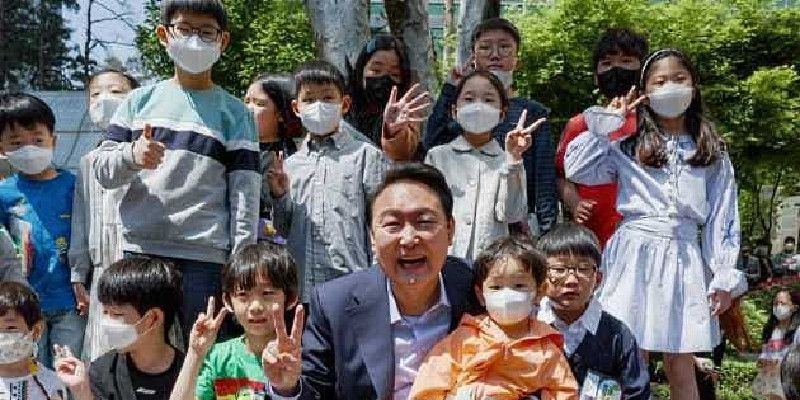 Presiden Korsel Yoon Suk Yeol bersama anak-anak/ Yonhap