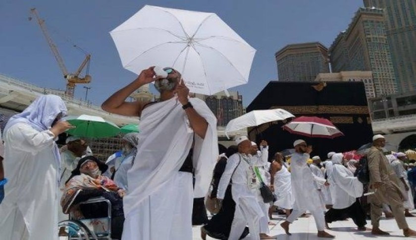 Jemaah haji diimbau untuk menggunakan payung atau penutup kepala selama beribadah di Kota Makkah, juga rutin mengonsumsi air mineral guna mencegah dehidrasi/Net