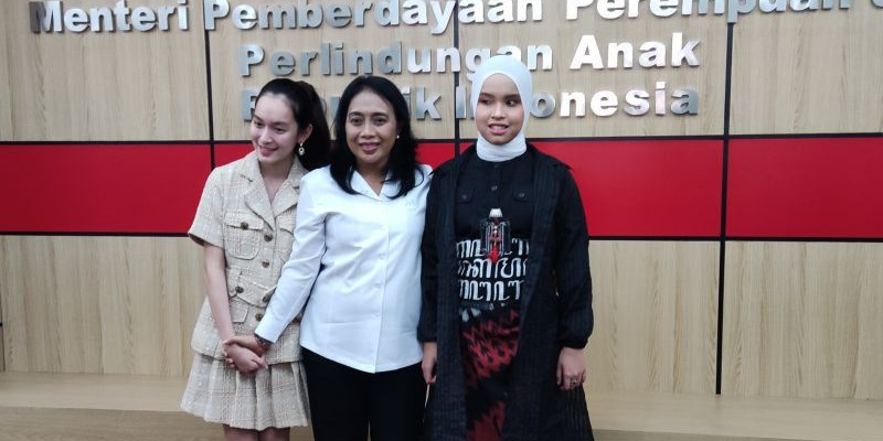 Menteri Bintang Puspayoga bersama Putri Ariani di KemenPPPA, Senin (12/6)