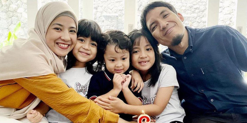 Natasha dan Desta sepakat untuk mengasuh anak bersama-sama usai putusan sidang cerai/Net